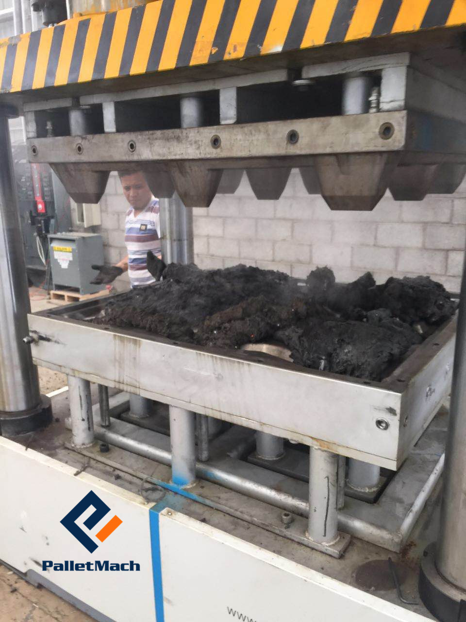 New type plastic pallet making machine gains ground in pallet industry